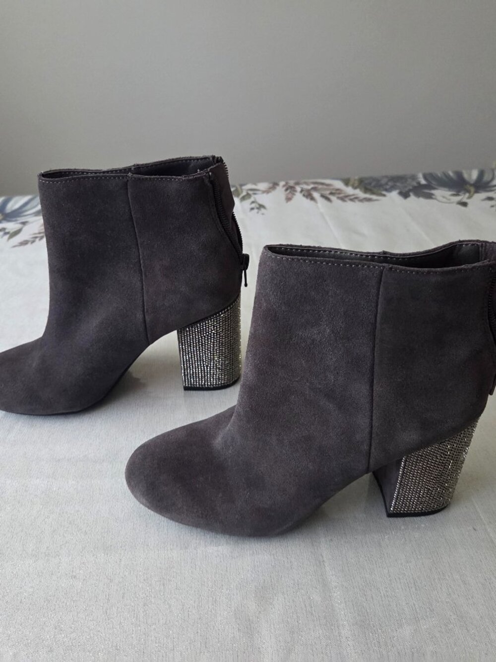 NWOT Kenneth Cole Grey Suede Booties